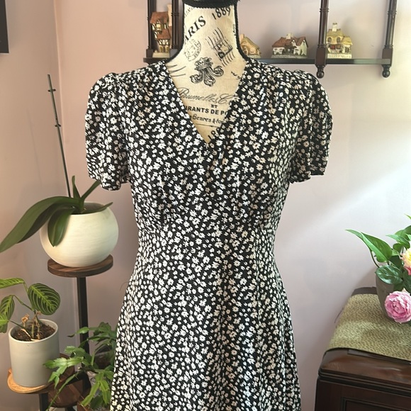 Size small black-and-white floral dress - Picture 2 of 4